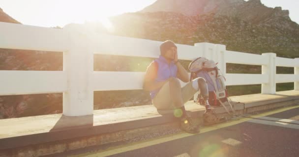 健康的 残疾的混合型赛车手 在阳光明媚的日子里 慢条斯理地爬山 靠在障碍物上 — 图库视频影像