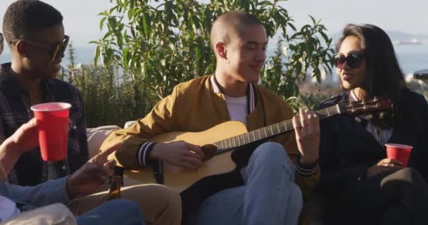 Gruppo Multietnico Amici Che Stanno Insieme Una Terrazza Sul Tetto — Video Stock