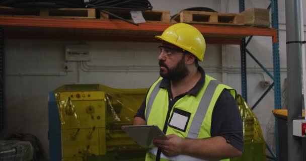 Een Blanke Mannelijke Fabrieksarbeider Een Fabriek Die Hydraulische Apparatuur Maakt — Stockvideo