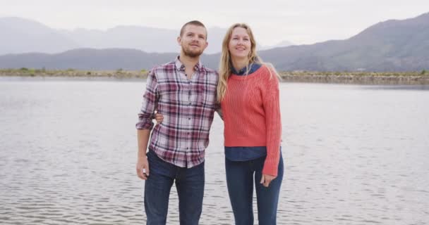 Kaukasiska Par Som Har Roligt Resa Till Bergen Omfamna Och — Stockvideo