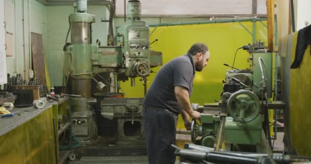 Trabalhador Uma Fábrica Caucasiana Equipamentos Hidráulicos Usando Óculos Segurança Sentado — Vídeo de Stock