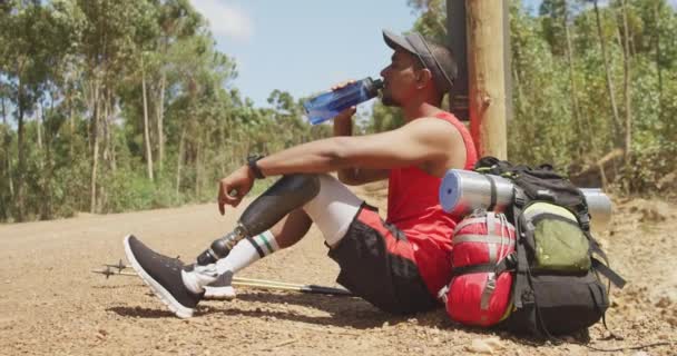 Przystojny Niepełnosprawny Mieszaniec Rasy Protezą Nogi Cieszący Się Czasem Wycieczce — Wideo stockowe