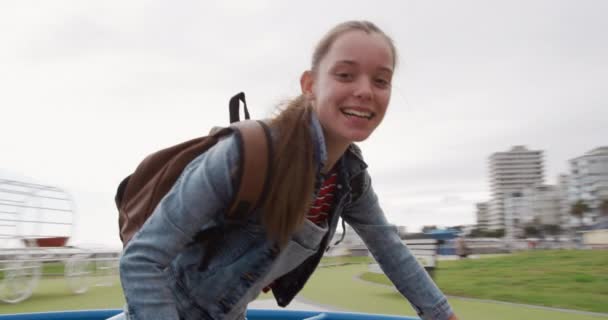 Vista Frontal Una Chica Caucásica Con Pelo Largo Disfrutando Del — Vídeos de Stock