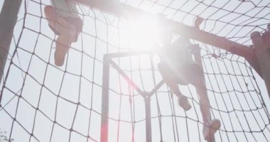 İki beyaz kızın güneşli bir günde bir kampta iyi vakit geçirdiği, bir pergola üzerinde gökyüzüne tırmandıkları, ağır çekimde...