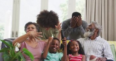 Çok nesildir karışık ırk aileleri evlerinde vakit geçiriyorlar, kanepede oturuyorlar, etkileşime geçiyorlar, gülümsüyorlar, televizyonda maç izliyorlar, tezahürat yapıyorlar, sosyal uzaklaşıyorlar ve koronavirüs sırasında karantinaya alınıyorlar.