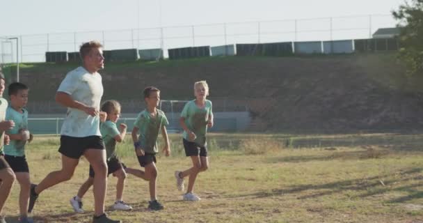 Boční Pohled Šťastnou Skupinu Bělošských Chlapců Dívek Kavkazského Trenéra Výcvikovém — Stock video