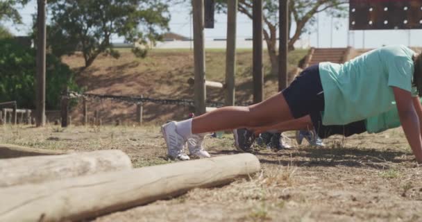 Vista Lateral Grupo Feliz Niños Niñas Caucásicos Campamento Entrenamiento Juntos — Vídeo de stock