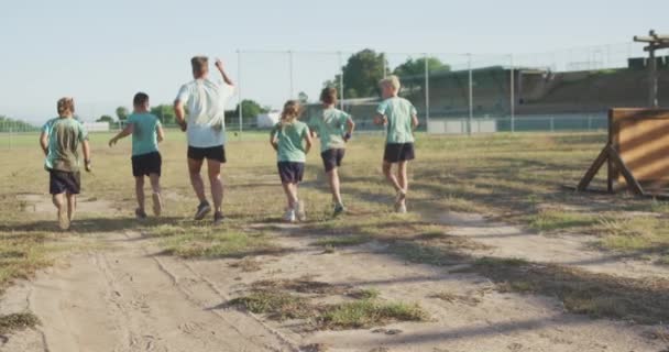 Zadní Pohled Šťastnou Skupinu Bělošských Chlapců Dívek Bělošského Trenéra Výcvikovém — Stock video