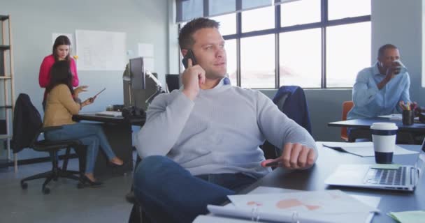 Vue Face Une Entreprise Masculine Caucasienne Créative Travaillant Dans Bureau — Video