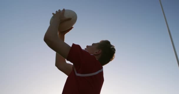 Vista Lateral Ángulo Bajo Jugador Rugby Masculino Caucásico Adolescente Que — Vídeo de stock