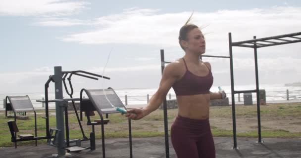 Una Mujer Atlética Caucásica Con Pelo Largo Oscuro Con Traje — Vídeos de Stock