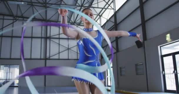 Düşük Açılı Beyaz Kadın Jimnastikçinin Spor Salonunda Performans Sergilemesi Kurdeleyle — Stok video