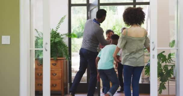 Familia Raza Mixta Multigeneración Disfrutando Tiempo Casa Una Pareja Personas — Vídeo de stock