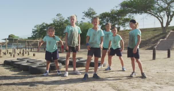 Vista Frontal Grupo Feliz Niños Niñas Caucásicos Campamento Entrenamiento Juntos — Vídeos de Stock