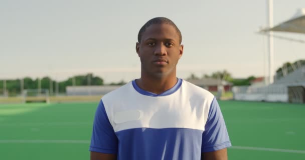 Siyah Amerikalı Bir Çim Hokeyi Oyuncusunun Portresi Mavi Bir Takım — Stok video