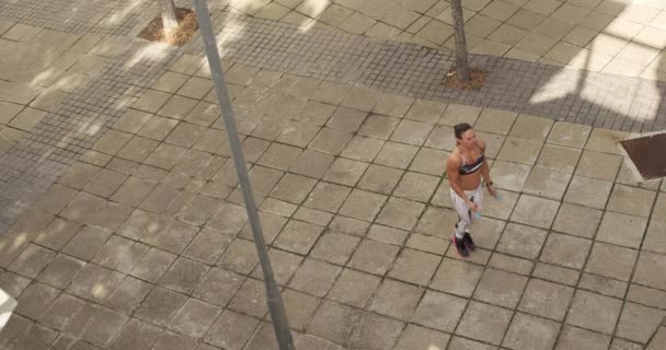Una Mujer Atlética Caucásica Con Pelo Largo Oscuro Ejercitando Aire — Vídeos de Stock