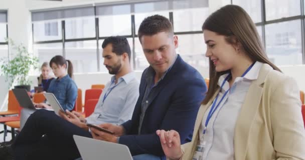 Zijaanzicht Van Een Multi Etnische Groep Zakelijke Creatieve Mensen Die — Stockvideo