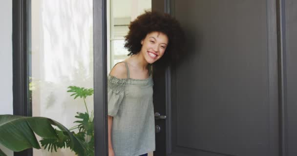 Mieszana Kobieta Rasy Ciesząca Się Życiem Domu Otwierająca Drzwi Patrząca — Wideo stockowe