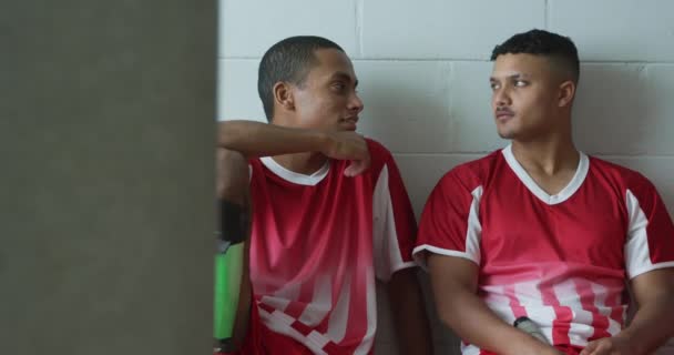 Framifrån Två Blandad Ras Tonåring Manliga Fotbollsspelare Förbereder Sig Inför — Stockvideo