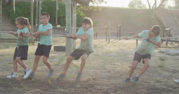 Сонячний День Біля Будинку Являється Щаслива Група Кавказьких Хлопчиків Дівчаток — стокове відео