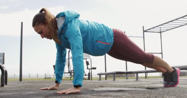 Een Sportieve Blanke Vrouw Met Lang Donker Haar Een Sportpak — Stockvideo