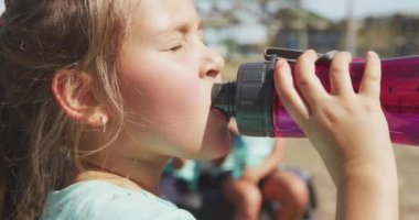 Beyaz bir kızın acemi birliğinde iyi vakit geçirmesini, mola vermesini, su içmesini, ağır çekimde