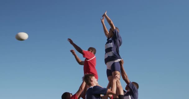 Widok Boku Dwóch Nastoletnich Wieloetnicznych Męskich Drużyn Rugby Paski Drużyny — Wideo stockowe