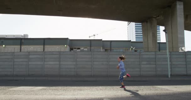 Sportig Vit Kvinna Med Långt Mörkt Hår Som Tränar Stadsområdet — Stockvideo