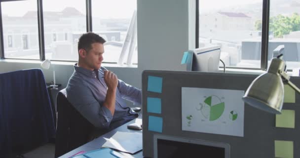 白种人男性在休闲的现代办公室里工作 使用电脑 朝窗外看 慢动作思考的创意 — 图库视频影像