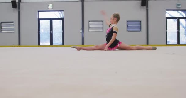 Zijaanzicht Van Gefocuste Tiener Blanke Vrouwelijke Gymnaste Optreden Sporthal Doen — Stockvideo