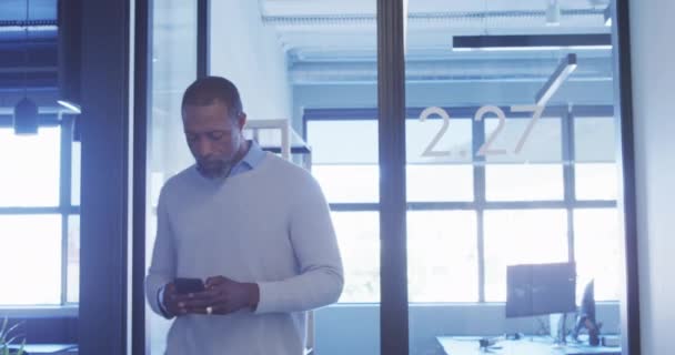 Nahaufnahme Eines Afroamerikanischen Männlichen Geschäftsmannes Der Mit Einem Smartphone Auf — Stockvideo