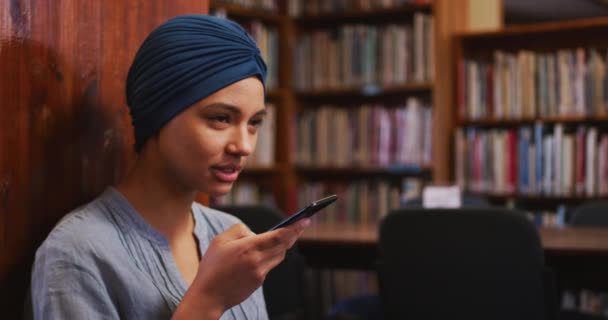 Una Estudiante Asiática Vestida Con Hiyab Azul Estudiando Una Biblioteca — Vídeo de stock