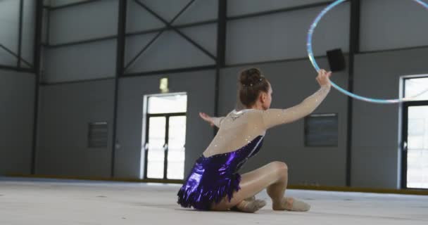 Přední Pohled Dospívající Bělošku Ženské Gymnastky Vystupující Tělocvičně Obručí Točící — Stock video