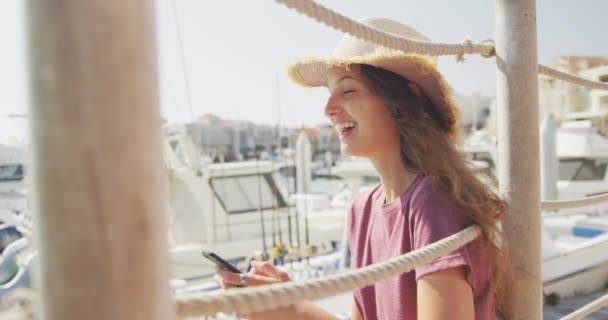 코카서스 소녀가 산책로에서 즐거운 시간을 보내면서 산책로에 스마트폰을 사용하고 날웃으며 — 비디오
