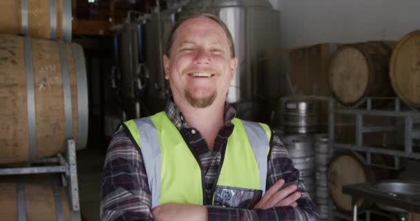 Retrato Hombre Caucásico Con Chaleco Alta Visibilidad Trabajando Una Microcervecería — Vídeos de Stock