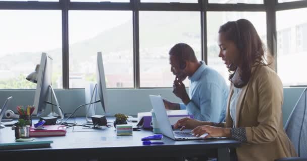 Vista Lateral Grupo Multiétnico Empresarios Creativos Que Trabajan Una Oficina — Vídeos de Stock