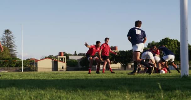 Vue Latérale Deux Équipes Masculines Multiethniques Adolescentes Joueurs Rugby Portant — Video