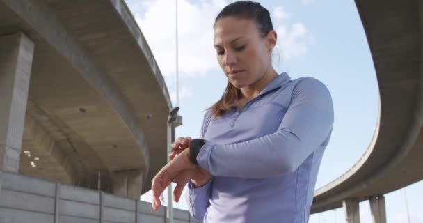 Sporty Caucasian Woman Long Dark Hair Exercising Urban Area Sunny — Stock Video