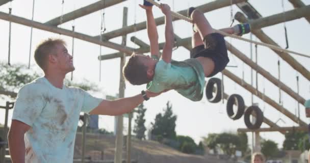 Vista Lateral Niño Caucásico Feliz Entrenador Masculino Caucásico Campamento Entrenamiento — Vídeo de stock