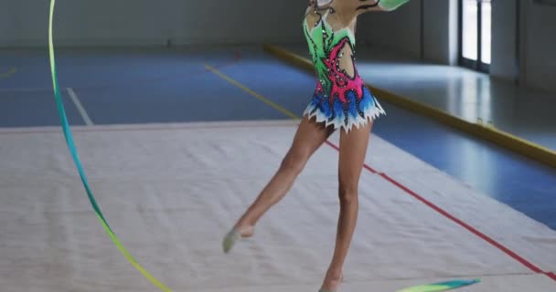 Sidovy Fokuserad Tonåring Blandras Kvinnlig Gymnast Utför Gymmet Utövar Med — Stockvideo