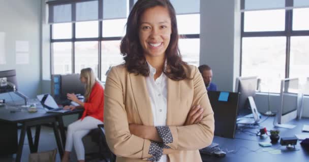 Портрет Смешанной Расы Женщины Предпринимательницы Работающей Обычном Современном Офисе Стоящей — стоковое видео