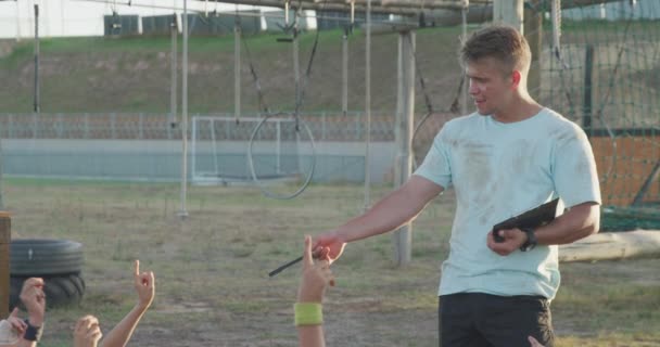 Zijaanzicht Van Een Gelukkige Groep Blanke Jongens Meisjes Een Blanke — Stockvideo