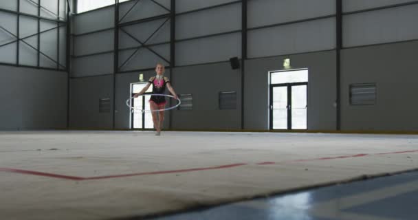 Vue Face Gymnaste Adolescente Blanche Performant Gymnase Tenant Cerceau Sautant — Video