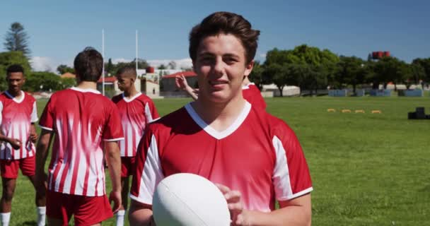 Retrato Adolescente Jogador Rugby Masculino Caucasiano Vestindo Faixa Equipe Vermelha — Vídeo de Stock