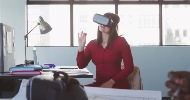 카프카스 시대의 사무실에서 일하는 책상에 가상현실 헤드셋을 동작으로 사용하는 — 비디오