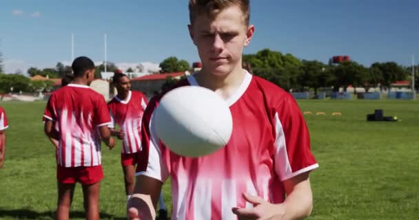 Retrato Adolescente Jogador Rugby Masculino Caucasiano Vestindo Faixa Equipe Vermelha — Vídeo de Stock