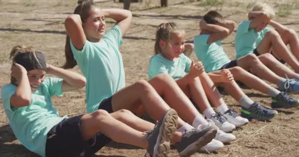 Vista Lateral Grupo Feliz Niños Niñas Caucásicos Entrenador Masculino Caucásico — Vídeos de Stock