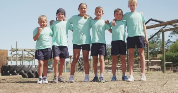 Vista Frontal Grupo Feliz Niños Niñas Caucásicos Campamento Entrenamiento Juntos — Vídeo de stock