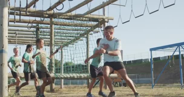 Vista Lateral Grupo Feliz Niños Niñas Caucásicos Entrenador Masculino Caucásico — Vídeo de stock