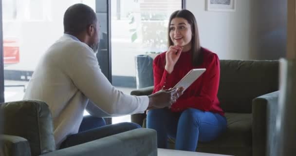 Vista Frontal Negocio Femenino Caucásico Creativo Negocio Masculino Afroamericano Creativo — Vídeo de stock